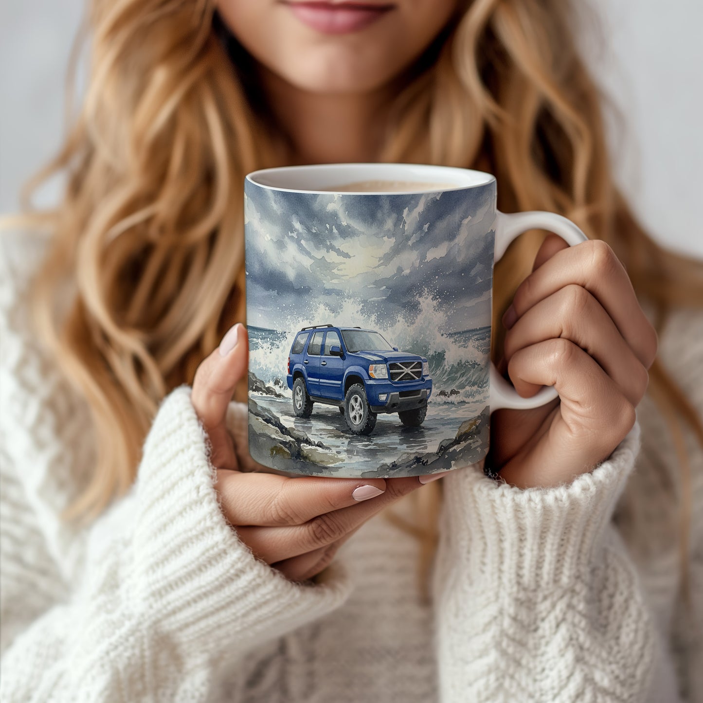 Hrnek s SUV u mořských vln