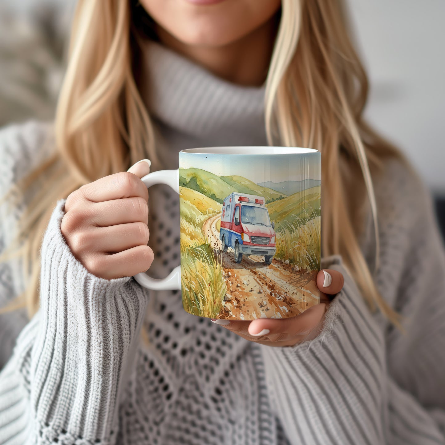 Hrnek s ambulancí na polní cestě