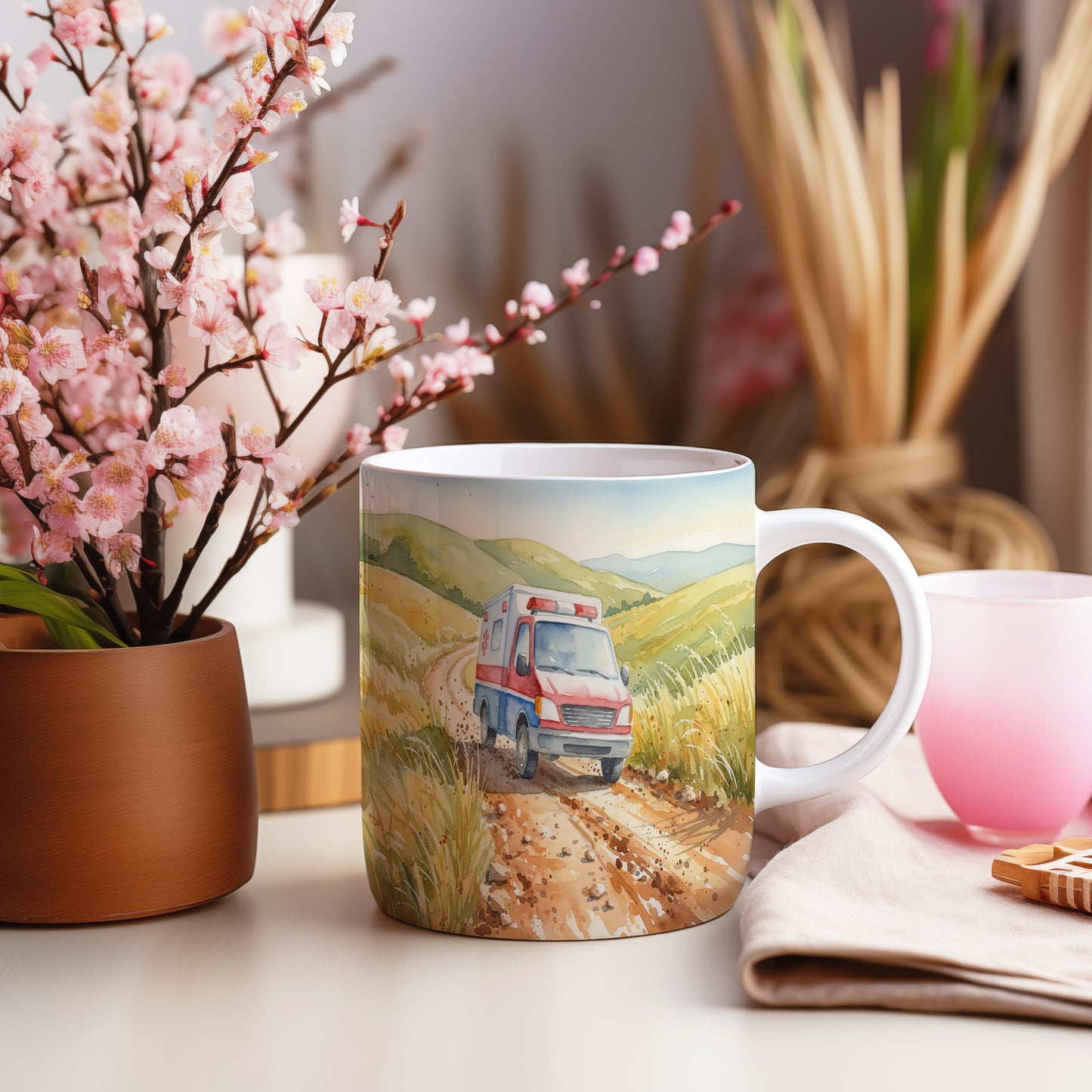 Hrnek s ambulancí na polní cestě