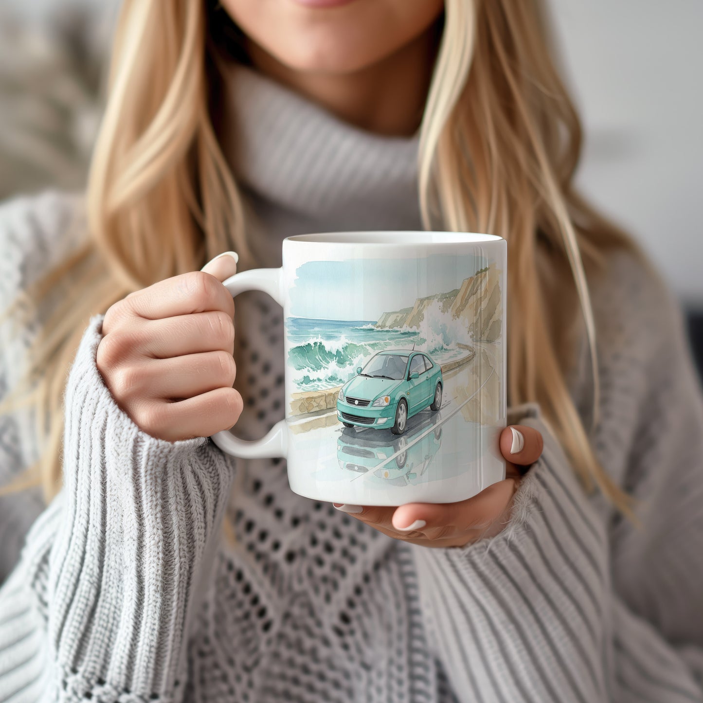 Hrnek s zeleným sedanem u mořských útesů