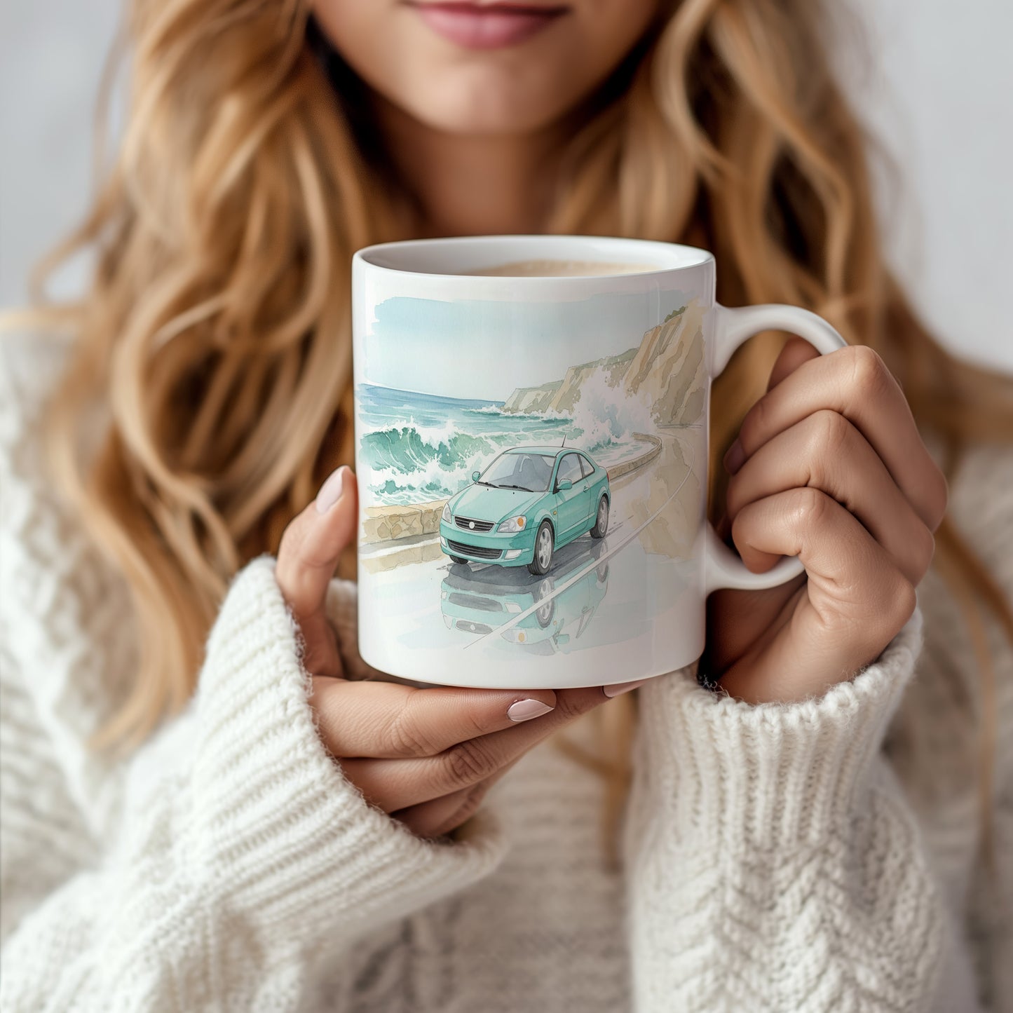 Hrnek s zeleným sedanem u mořských útesů