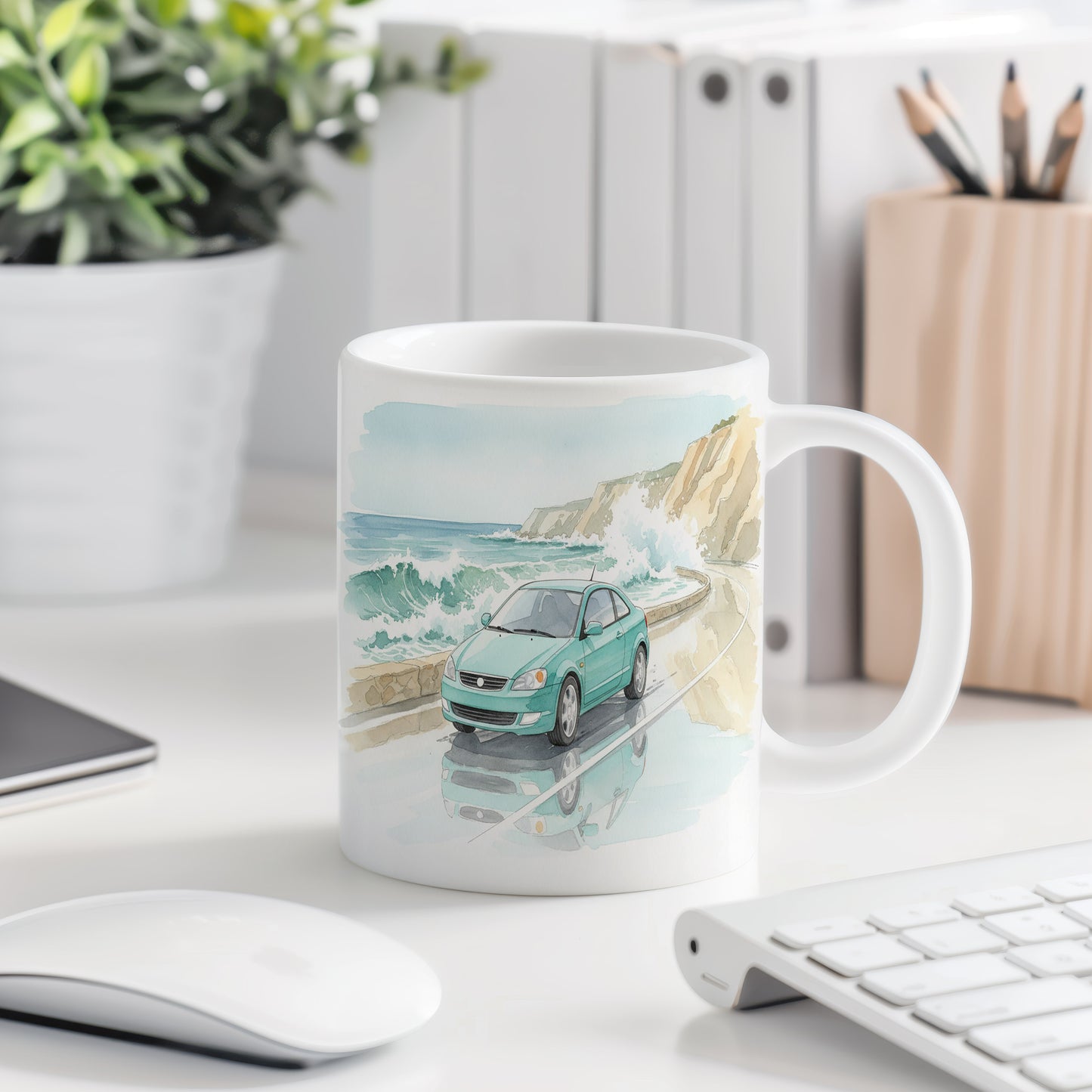 Hrnek s zeleným sedanem u mořských útesů