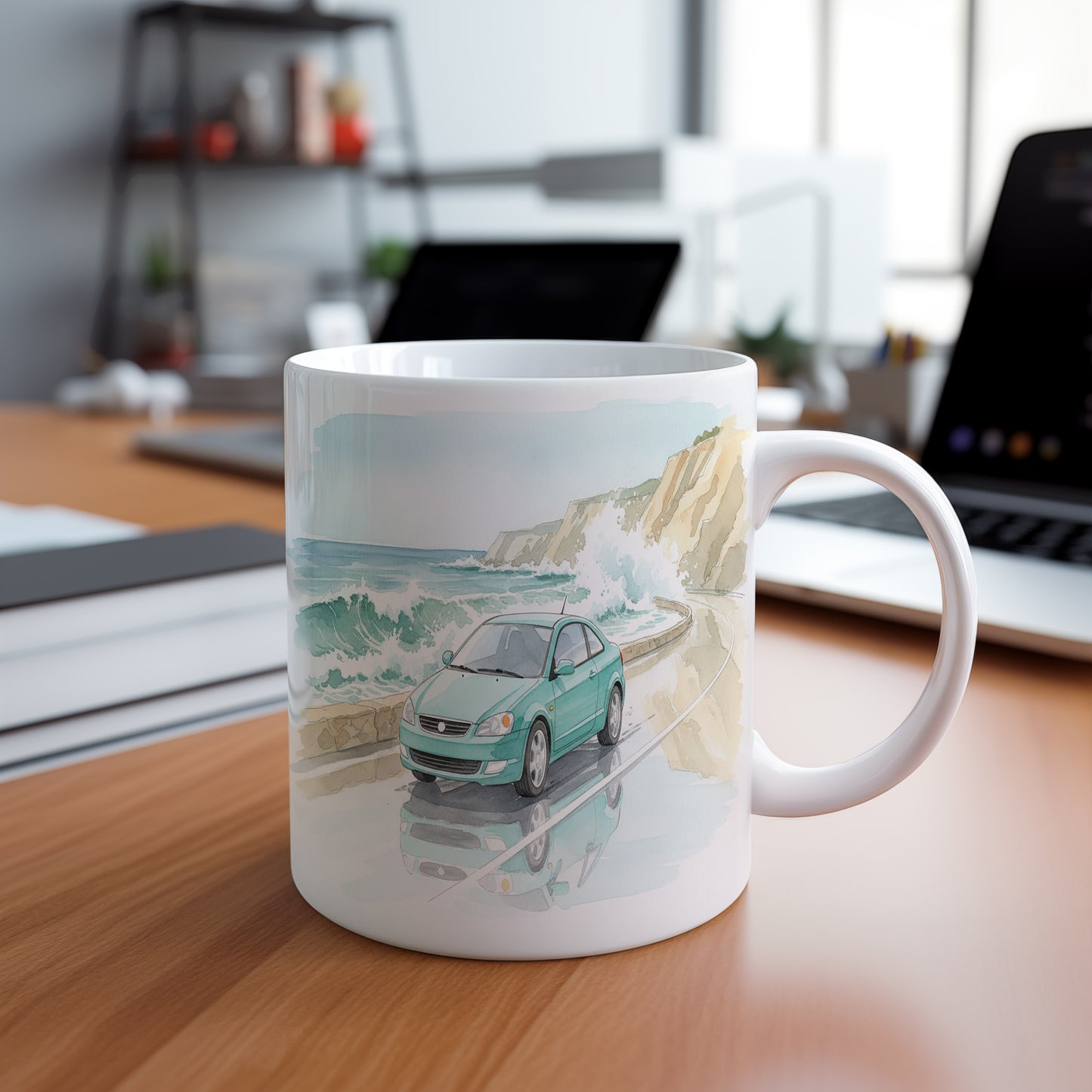 Hrnek s zeleným sedanem u mořských útesů