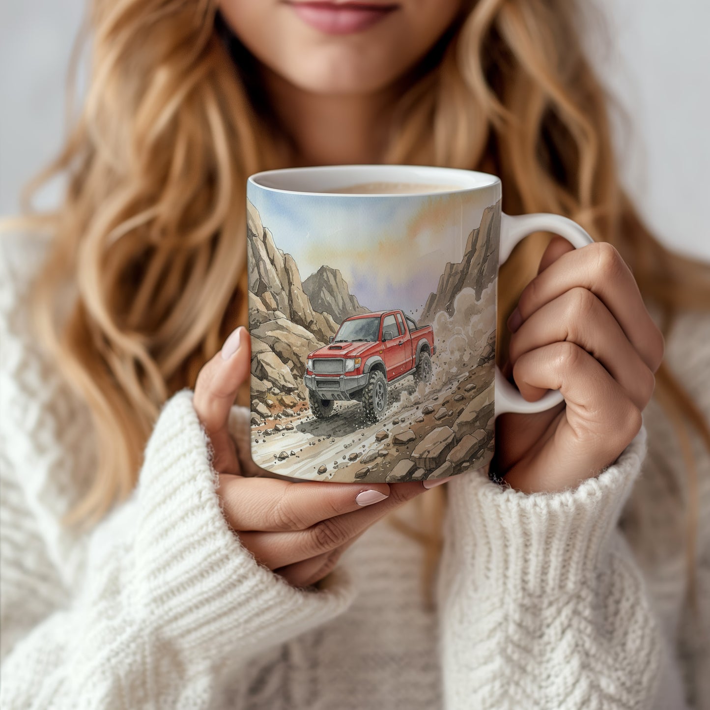 Hrnek s terénním vozem v horách