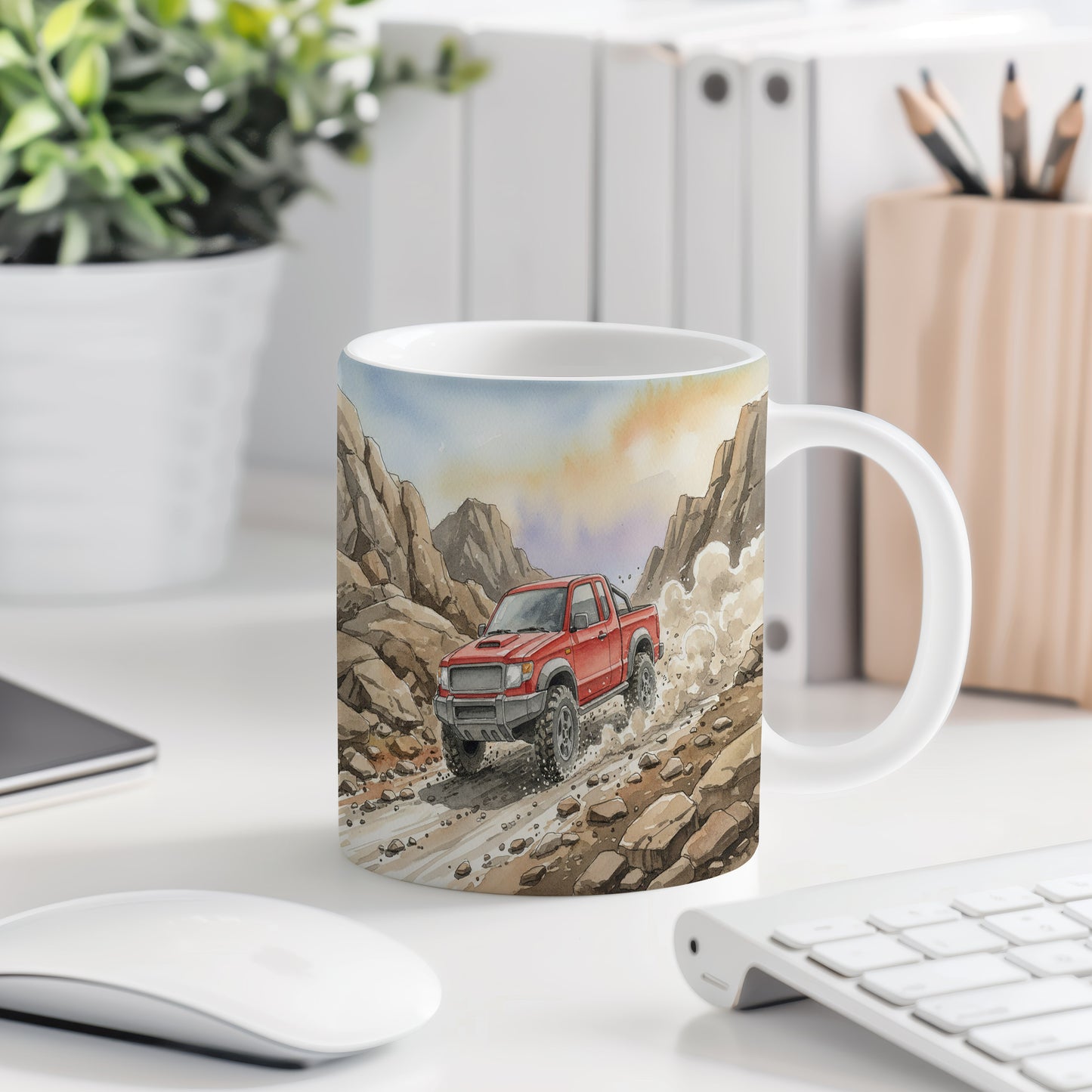 Hrnek s terénním vozem v horách