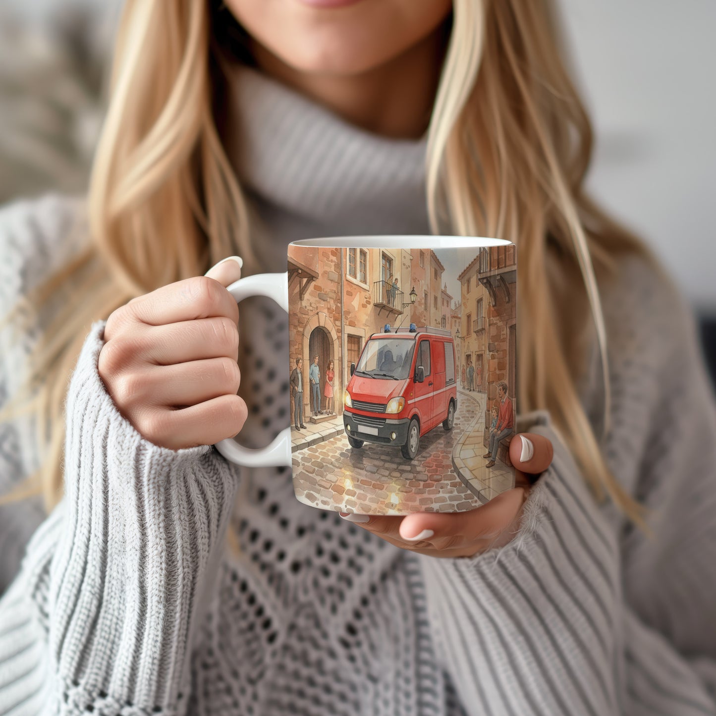 Hrnek s hasičským vozem v historické uličce