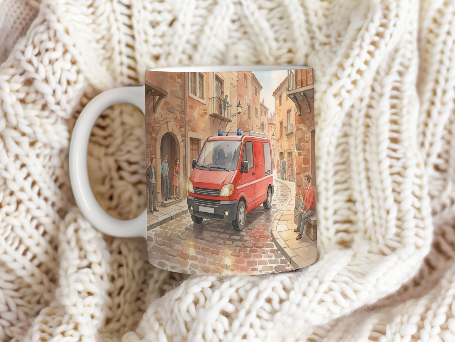 Hrnek s hasičským vozem v historické uličce