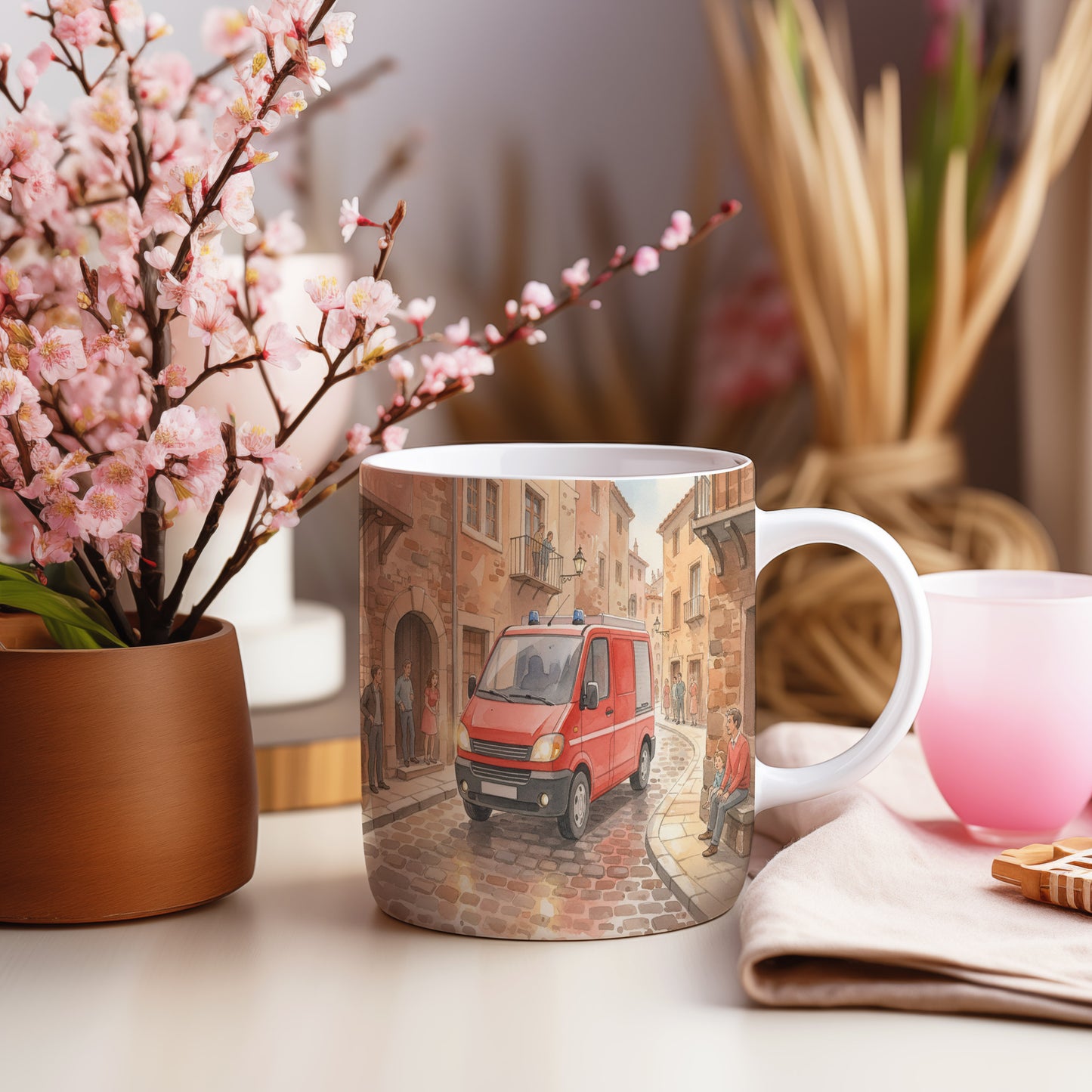 Hrnek s hasičským vozem v historické uličce