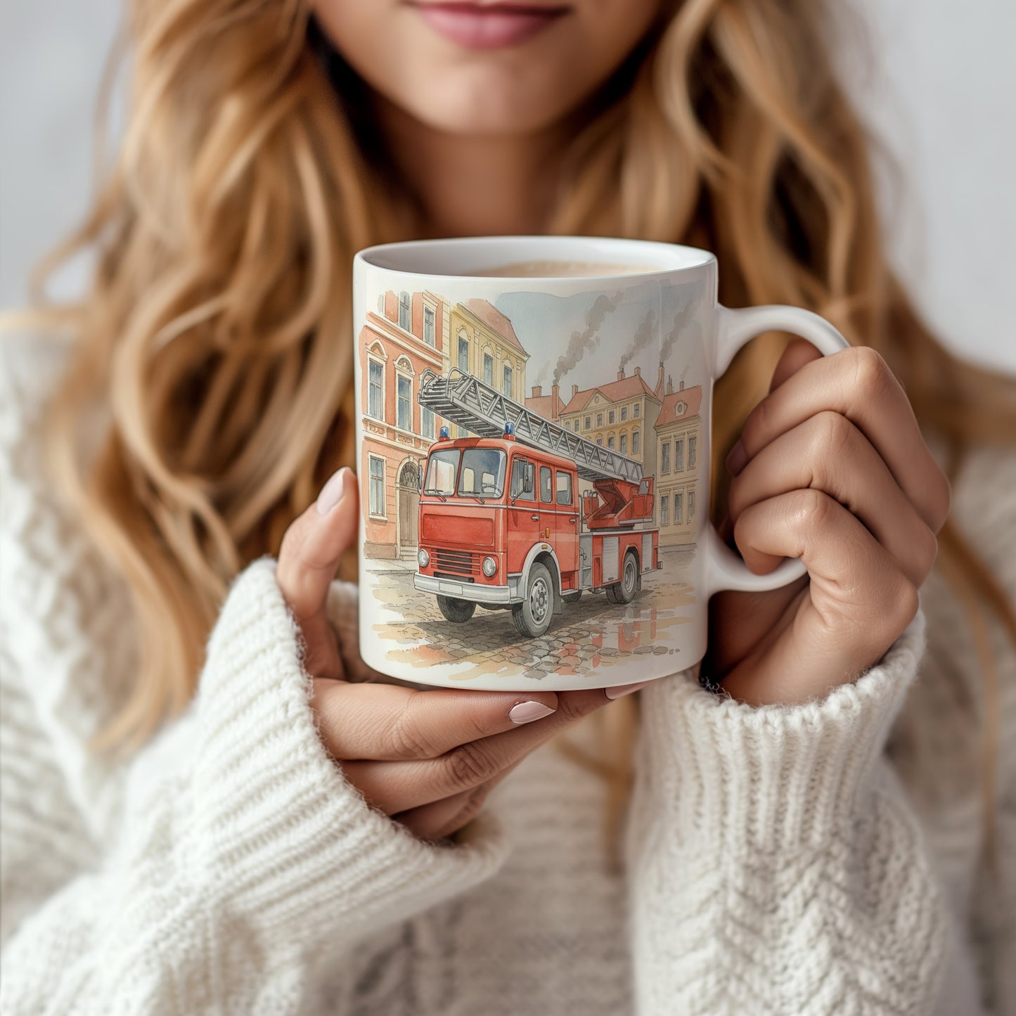 Hrnek s hasičským vozem na náměstí