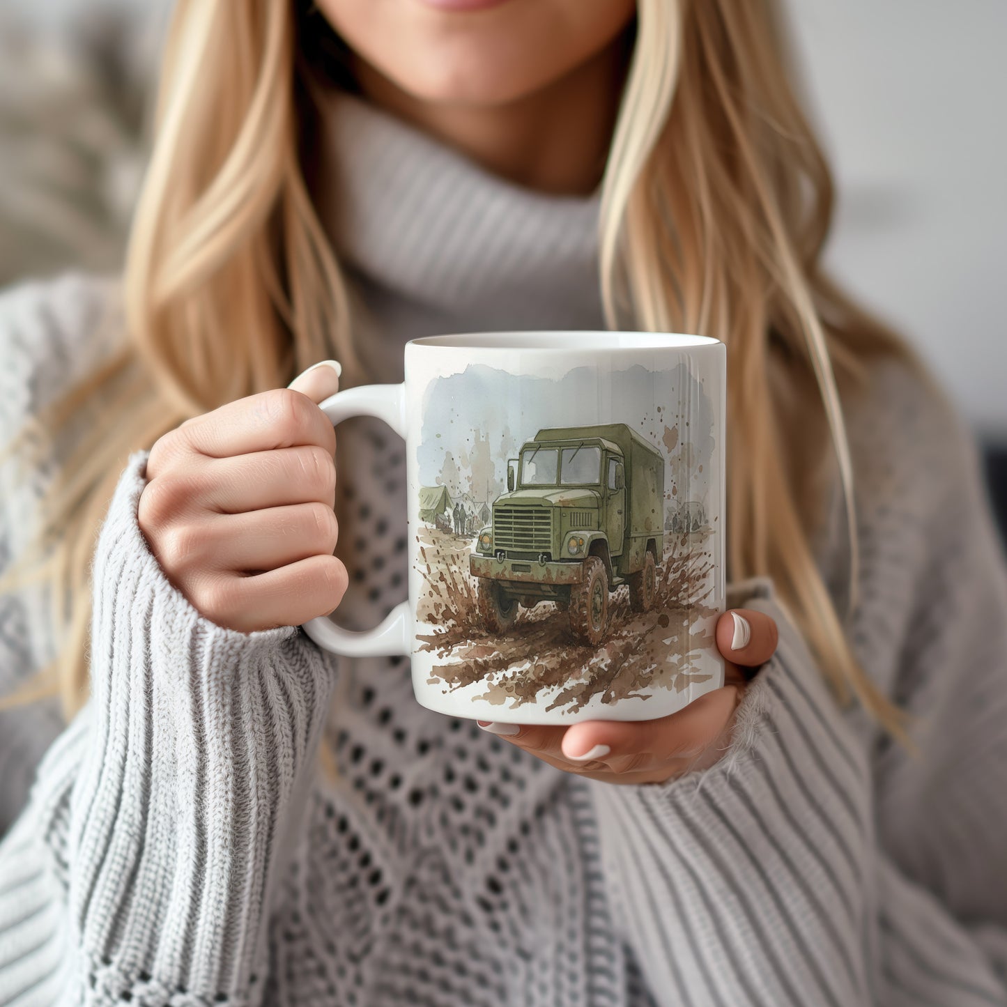 Hrnek s vojenským vozem v blátě