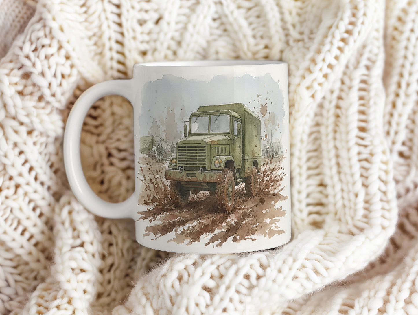 Hrnek s vojenským vozem v blátě