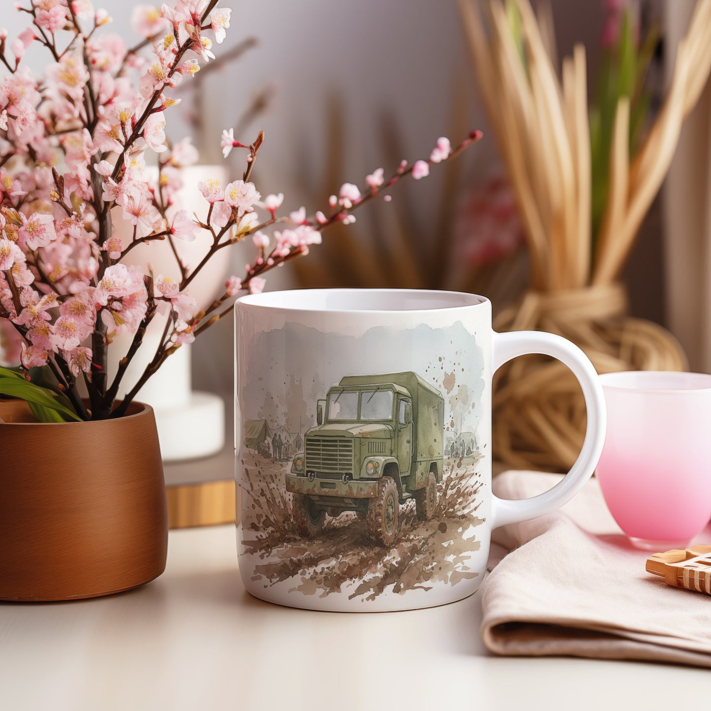 Hrnek s vojenským vozem v blátě