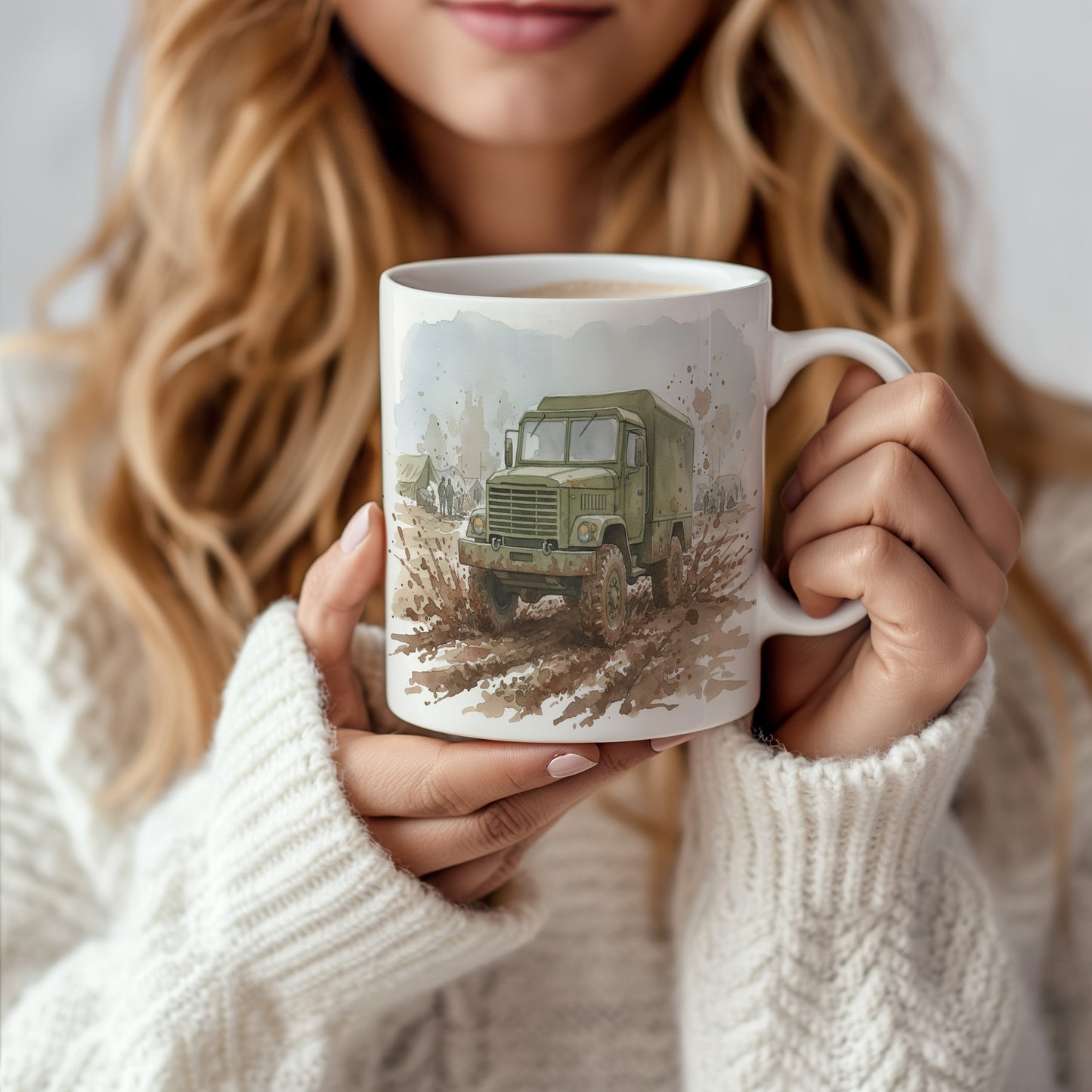 Hrnek s vojenským vozem v blátě