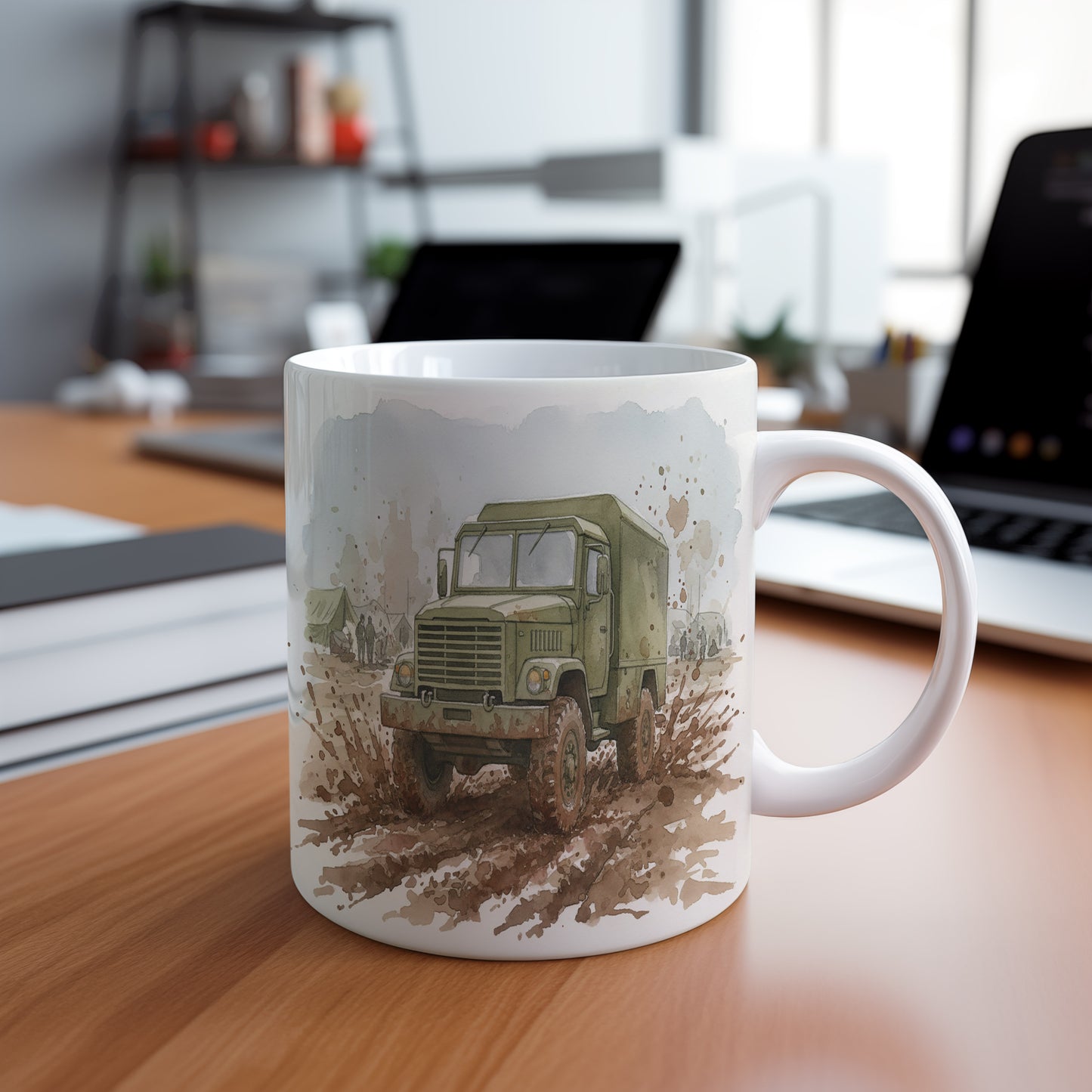 Hrnek s vojenským vozem v blátě