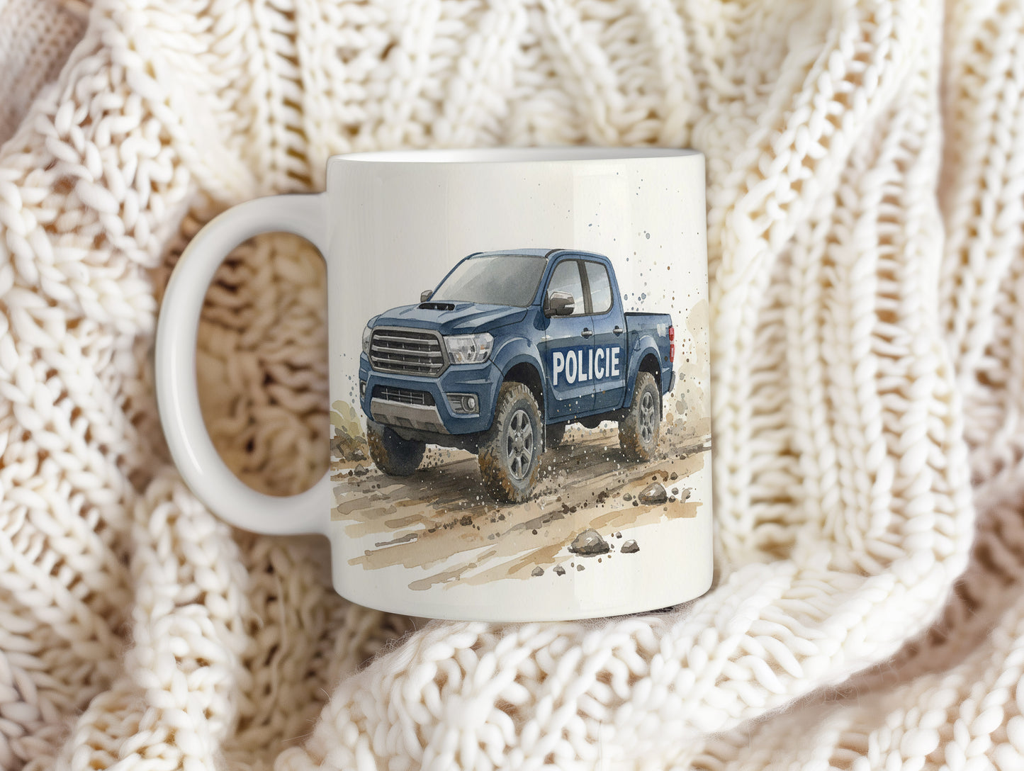 Hrnek s policejním pickupem na prašné cestě