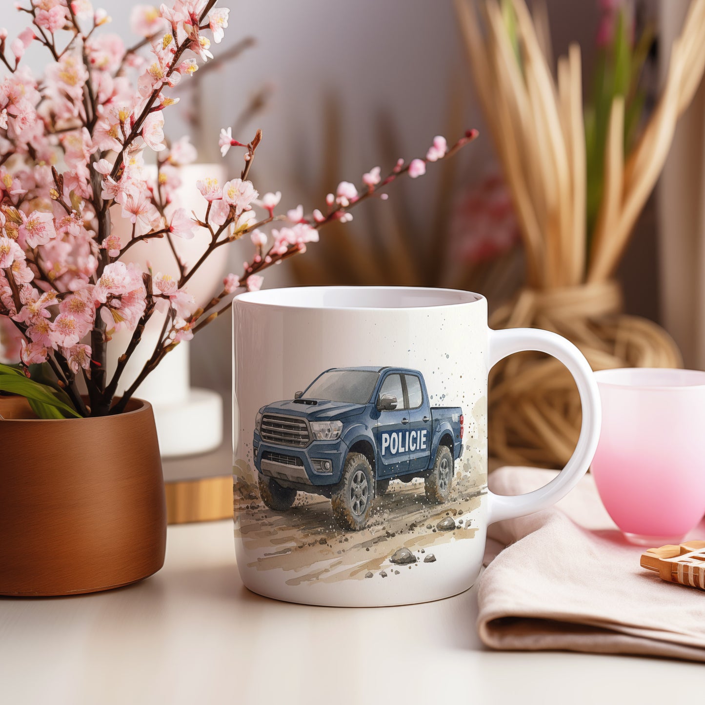 Hrnek s policejním pickupem na prašné cestě