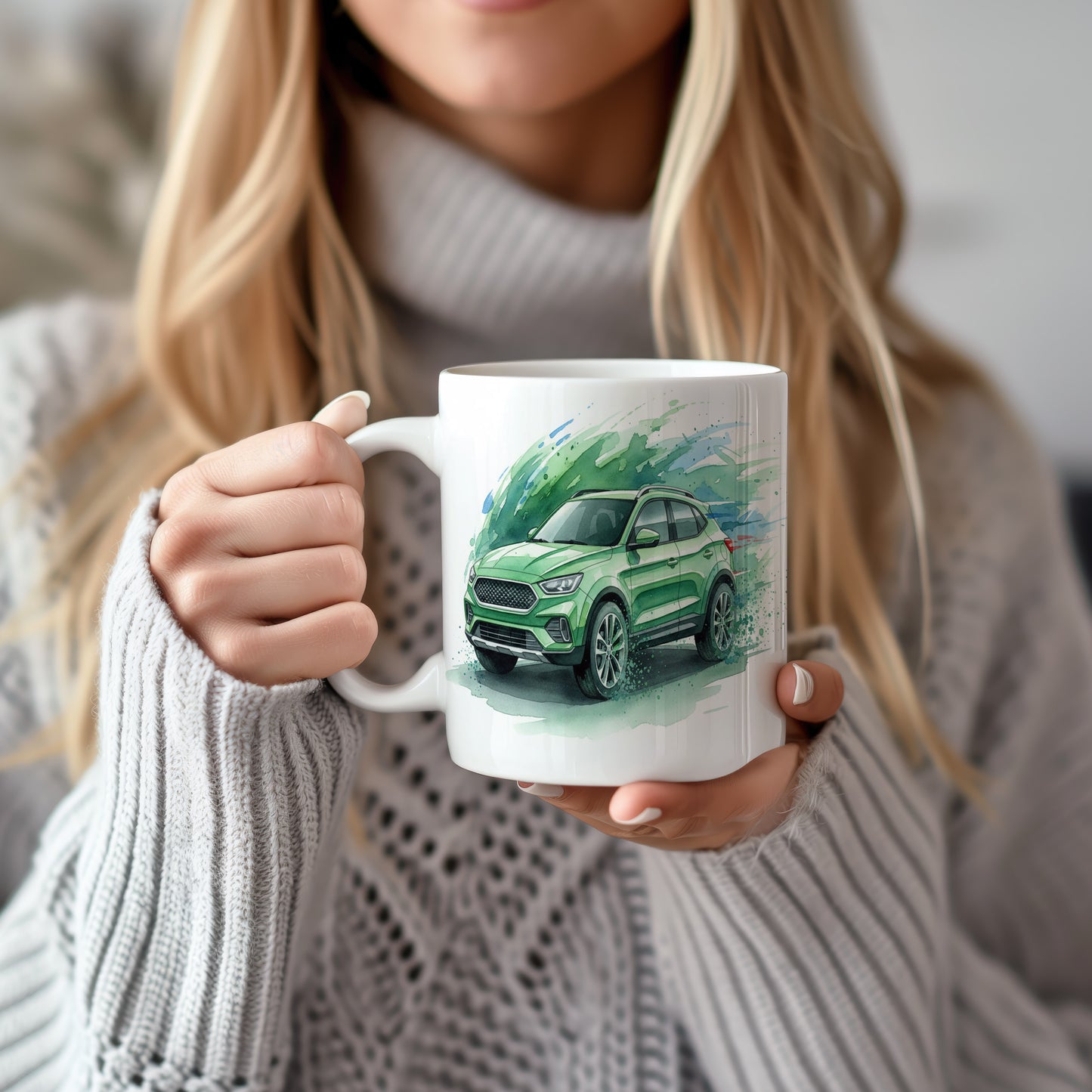 Hrnek se zeleným SUV na travnaté cestě