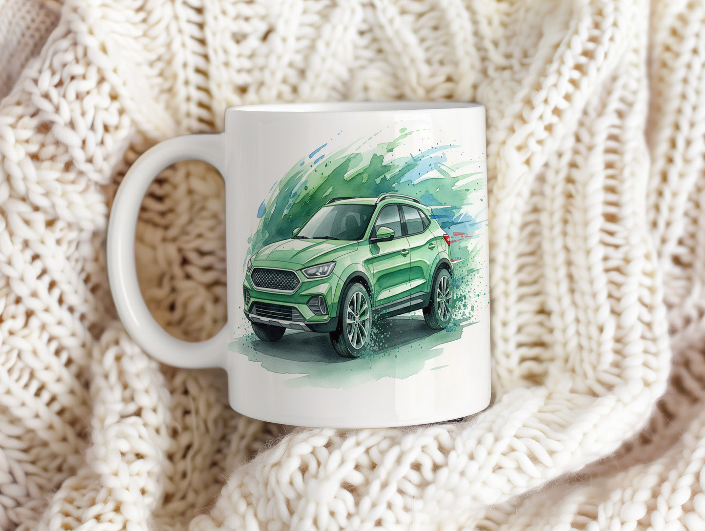 Hrnek se zeleným SUV na travnaté cestě