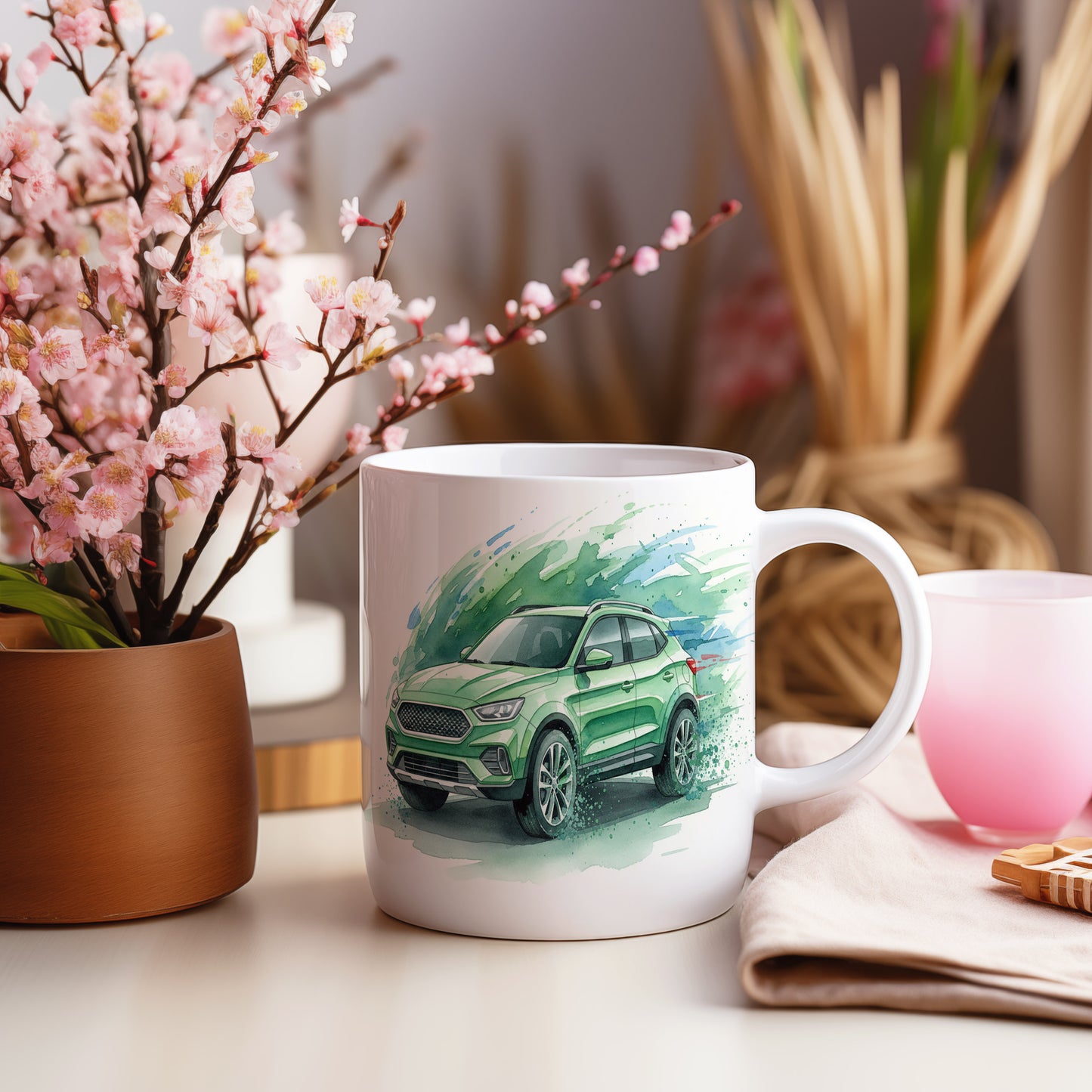 Hrnek se zeleným SUV na travnaté cestě