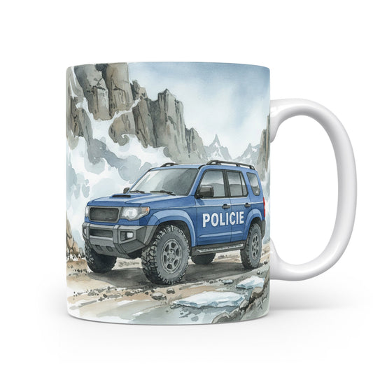 Hrnek s policejním vozem v horách