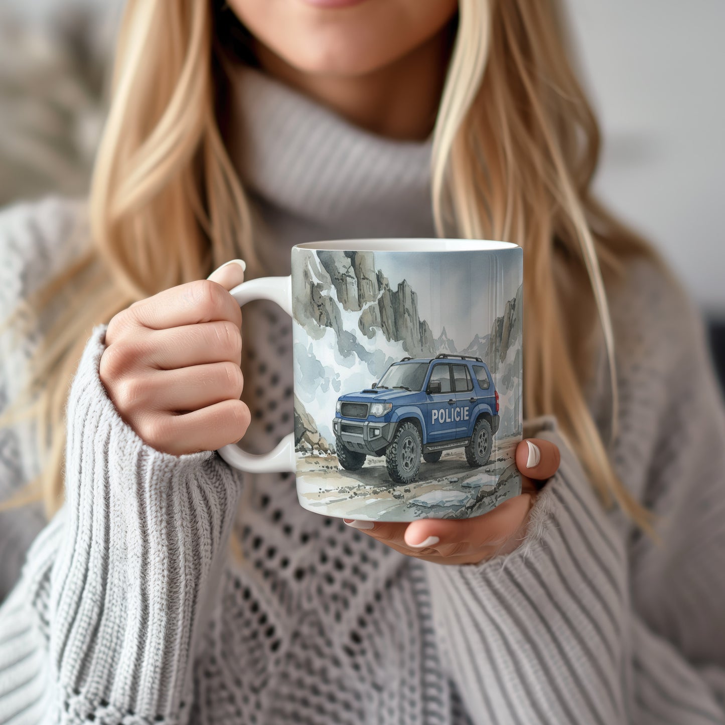 Hrnek s policejním vozem v horách