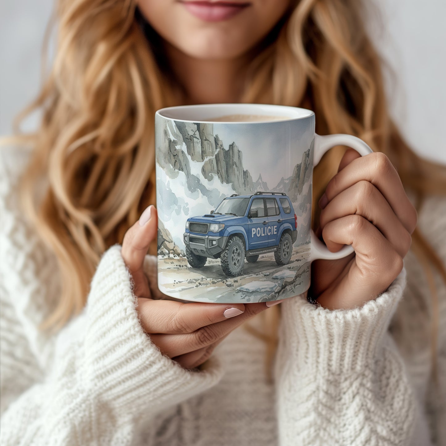 Hrnek s policejním vozem v horách