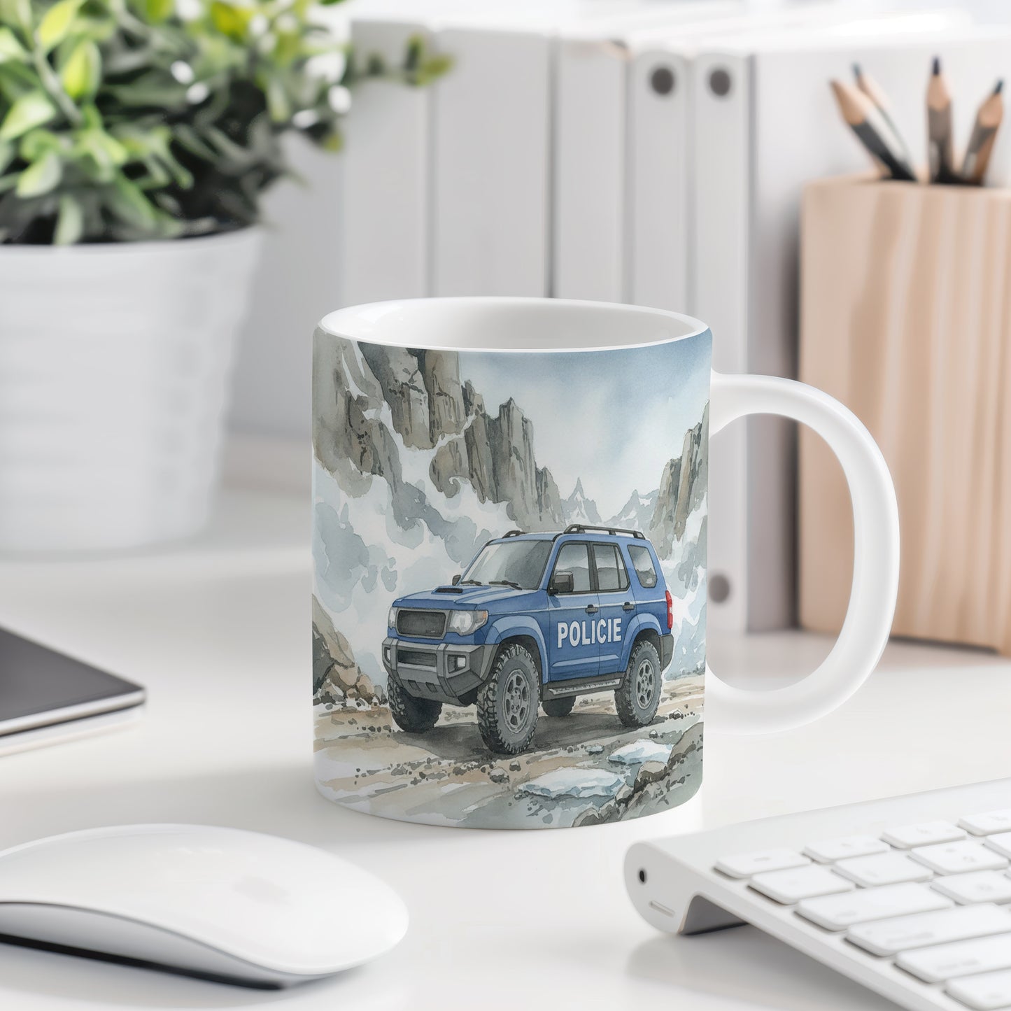Hrnek s policejním vozem v horách