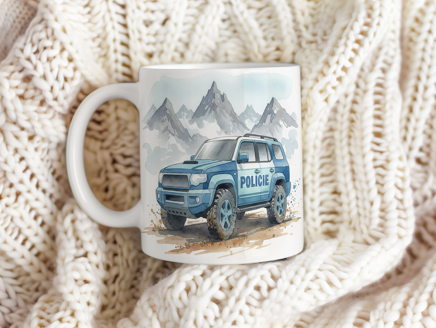 Hrnek s policejním SUV v horách