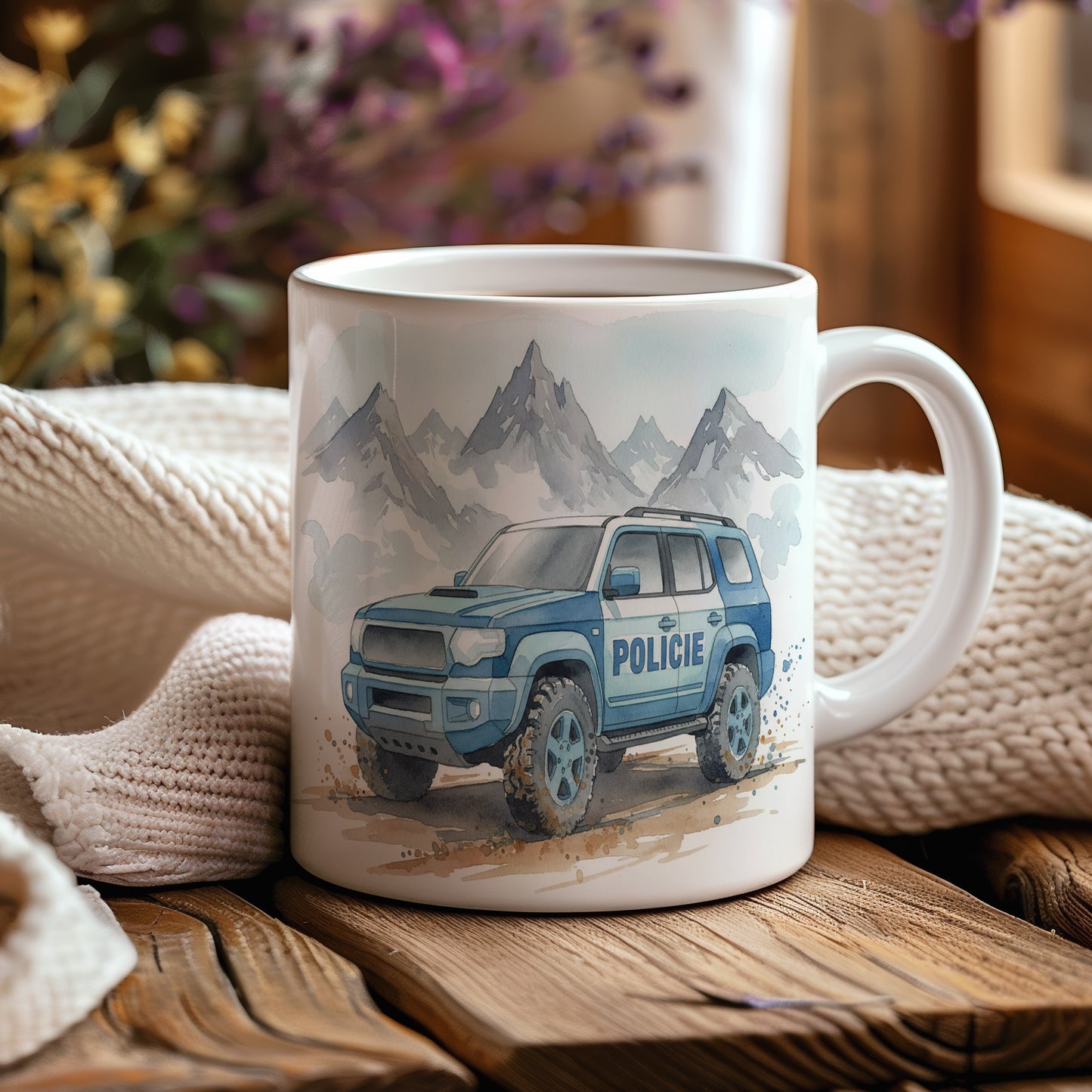 Hrnek s policejním SUV v horách