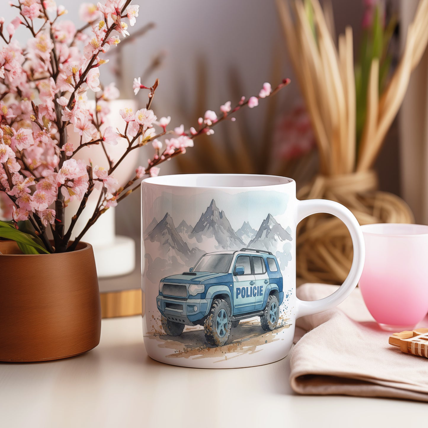 Hrnek s policejním SUV v horách