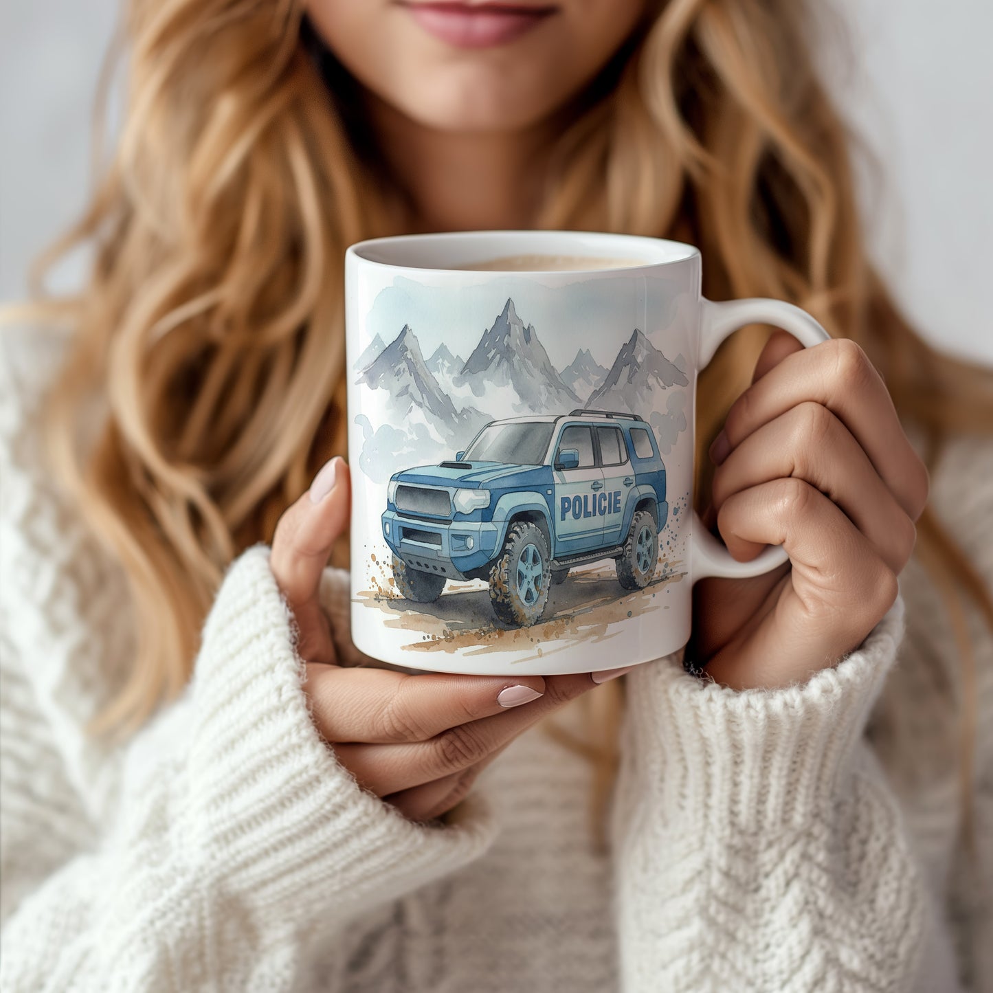 Hrnek s policejním SUV v horách