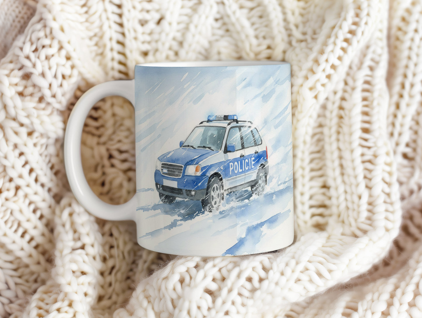 Hrnek s policejním vozem ve sněhové bouři