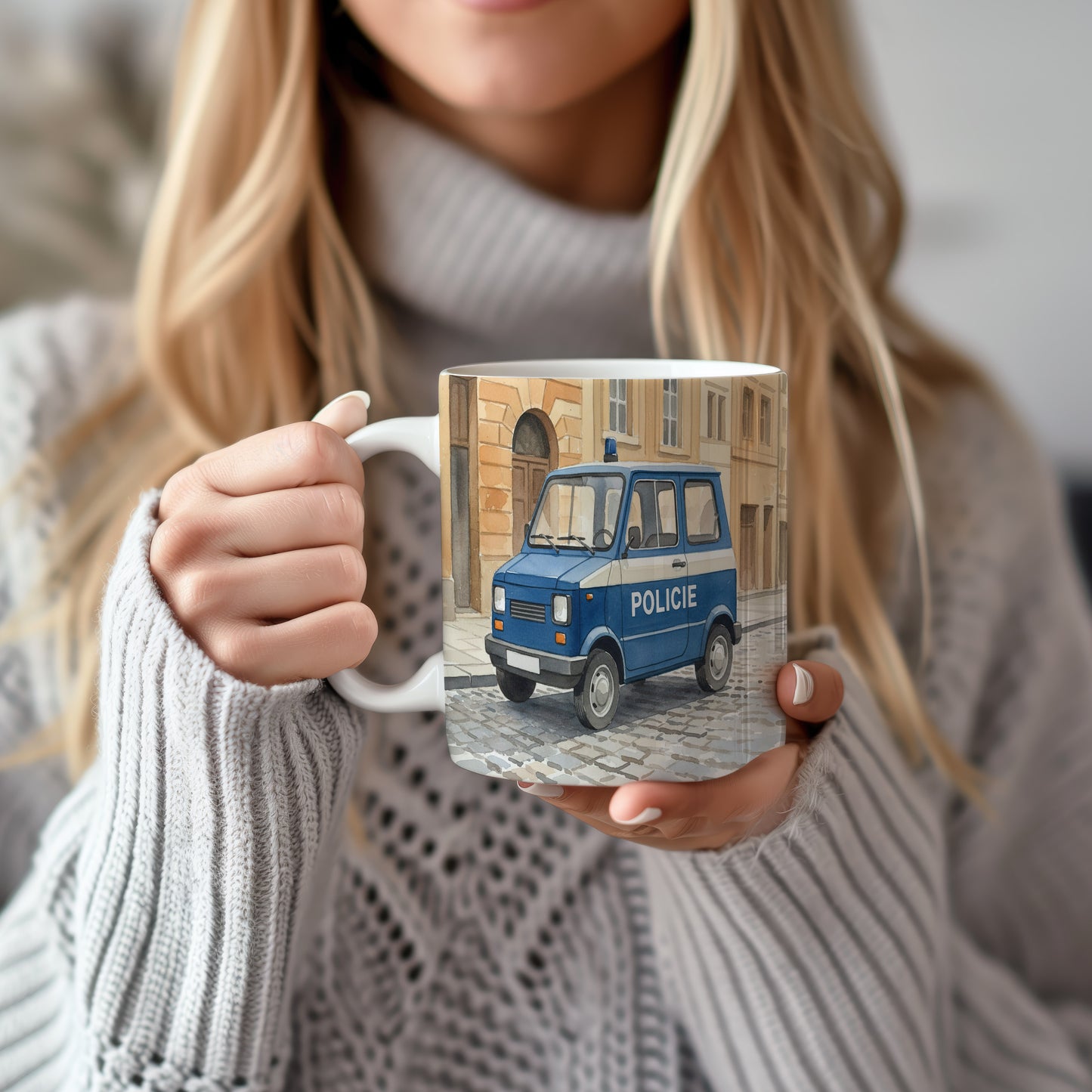 Hrnek s policejní dodávkou v historické ulici