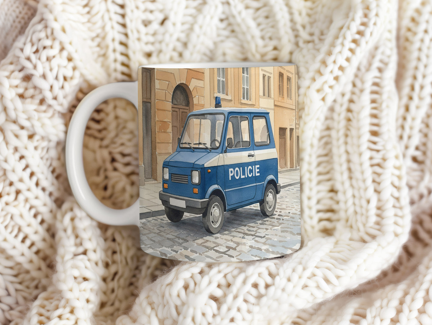 Hrnek s policejní dodávkou v historické ulici