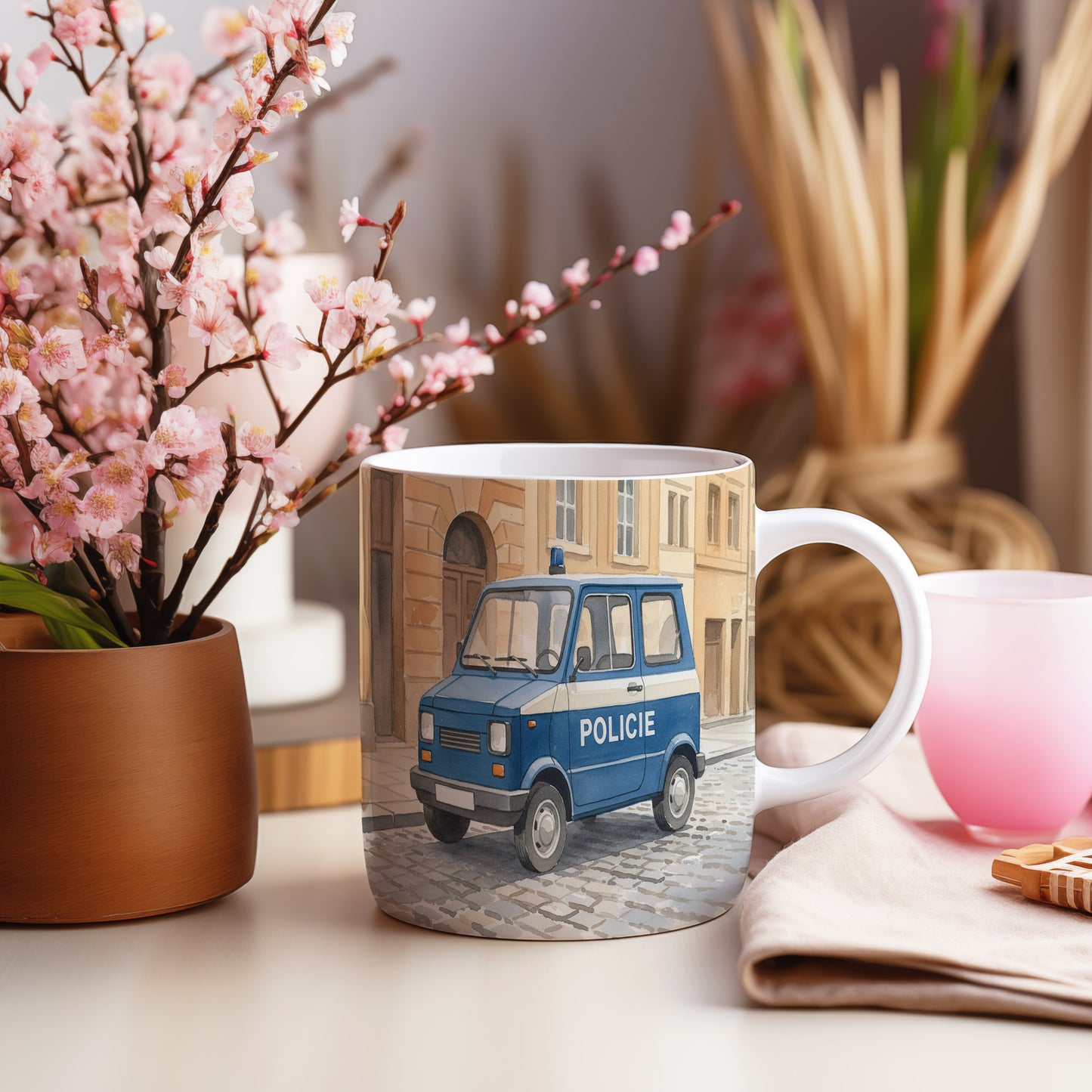 Hrnek s policejní dodávkou v historické ulici