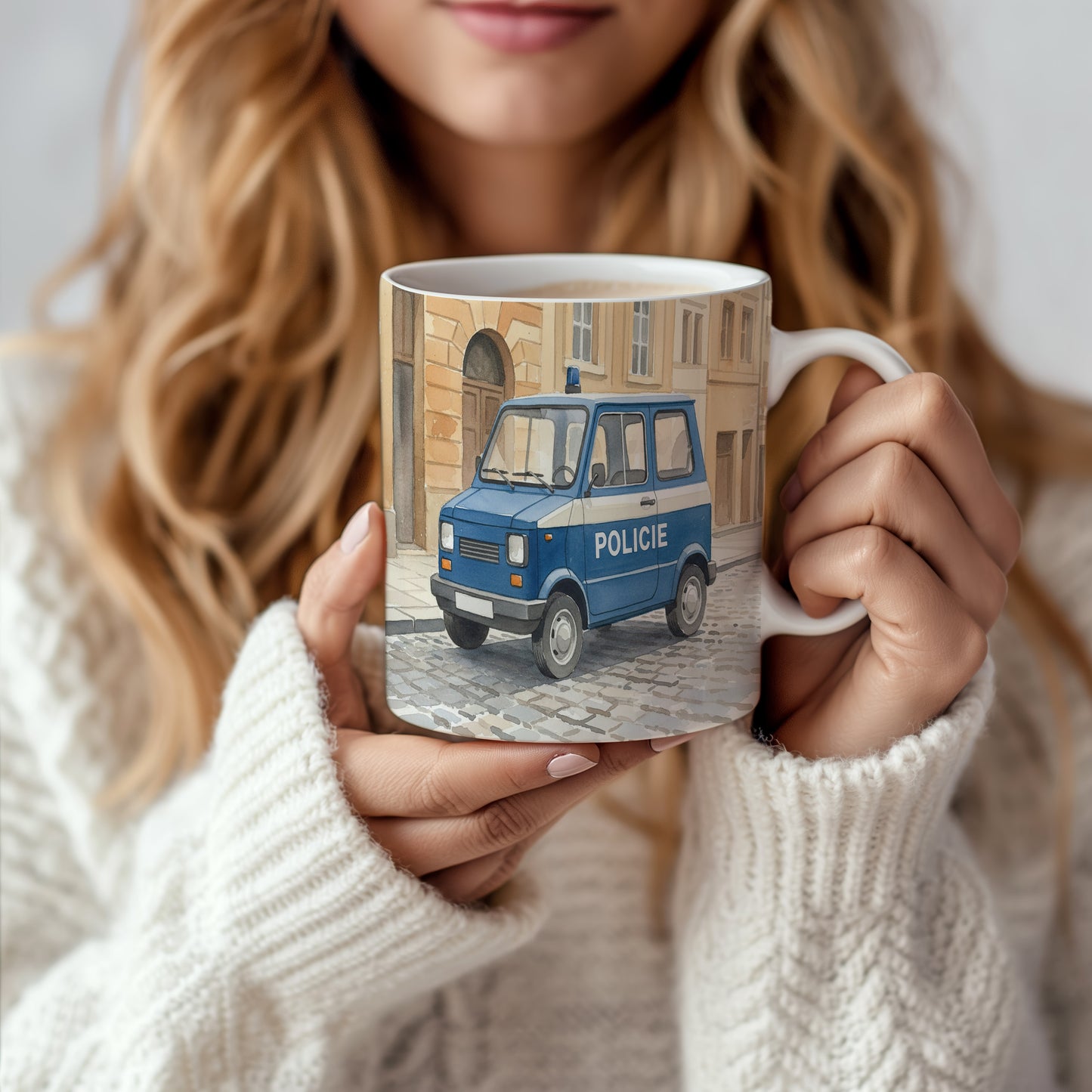 Hrnek s policejní dodávkou v historické ulici
