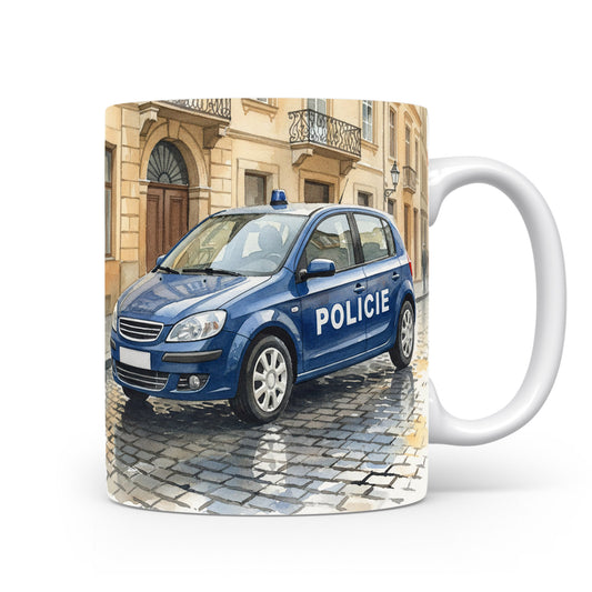 Policejní auto na náměstí.