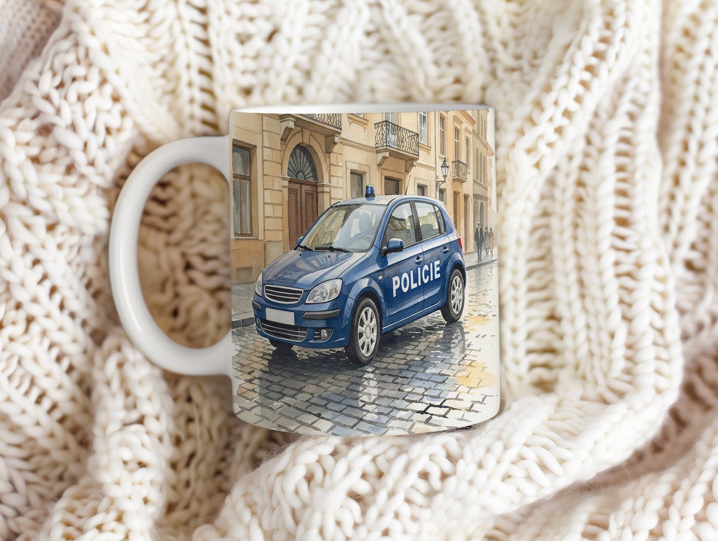 Hrnek s policejním autem na náměstí