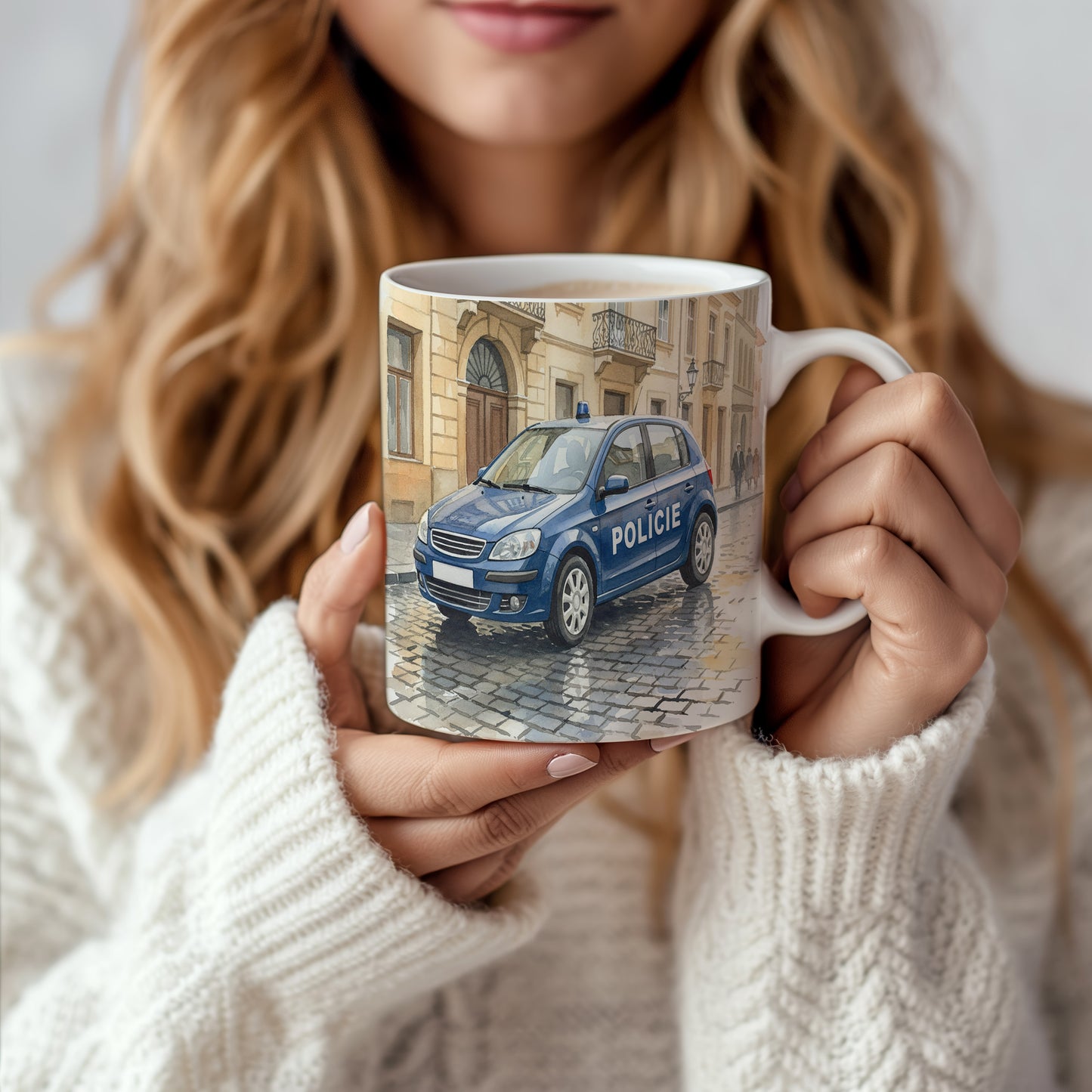 Hrnek s policejním autem na náměstí
