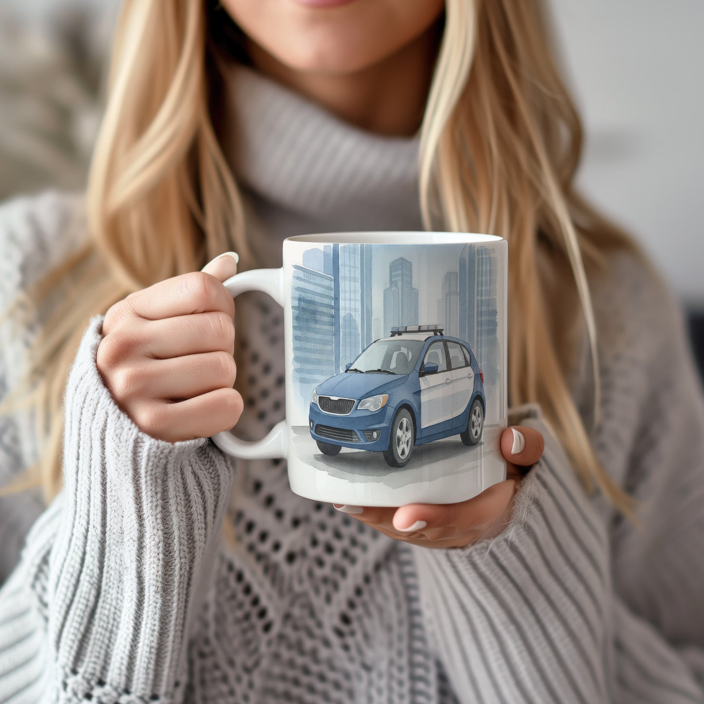 Hrnek s policejním vozem ve městě