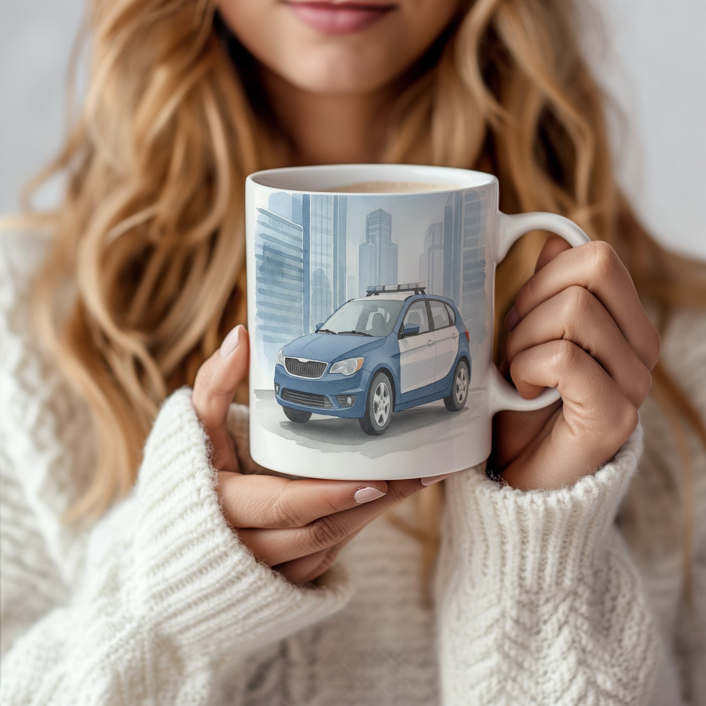 Hrnek s policejním vozem ve městě