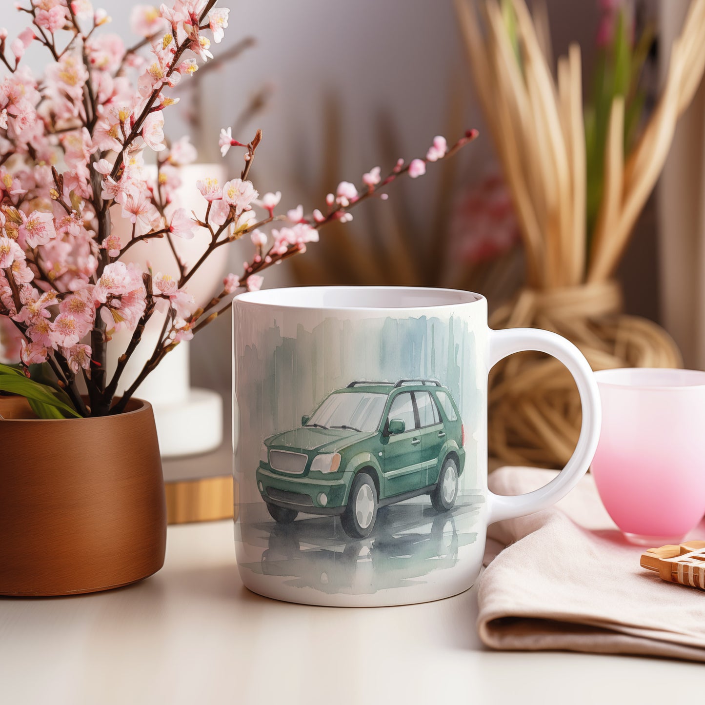 Hrnek s SUV v deštivém městě