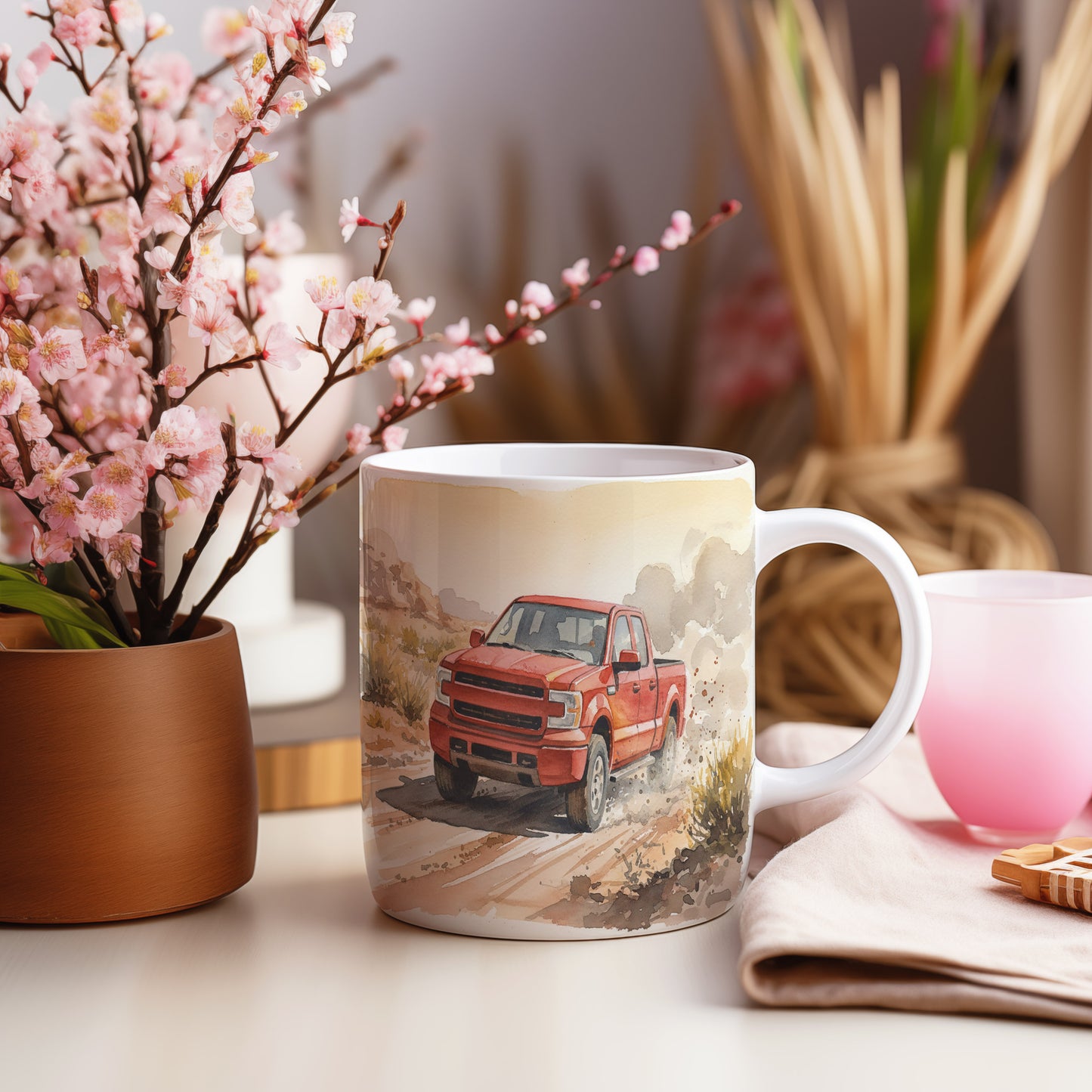 Hrnek s pickupem v pouštní krajině