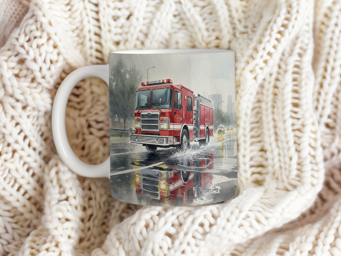 Hrnek s hasičským vozem v lijáku