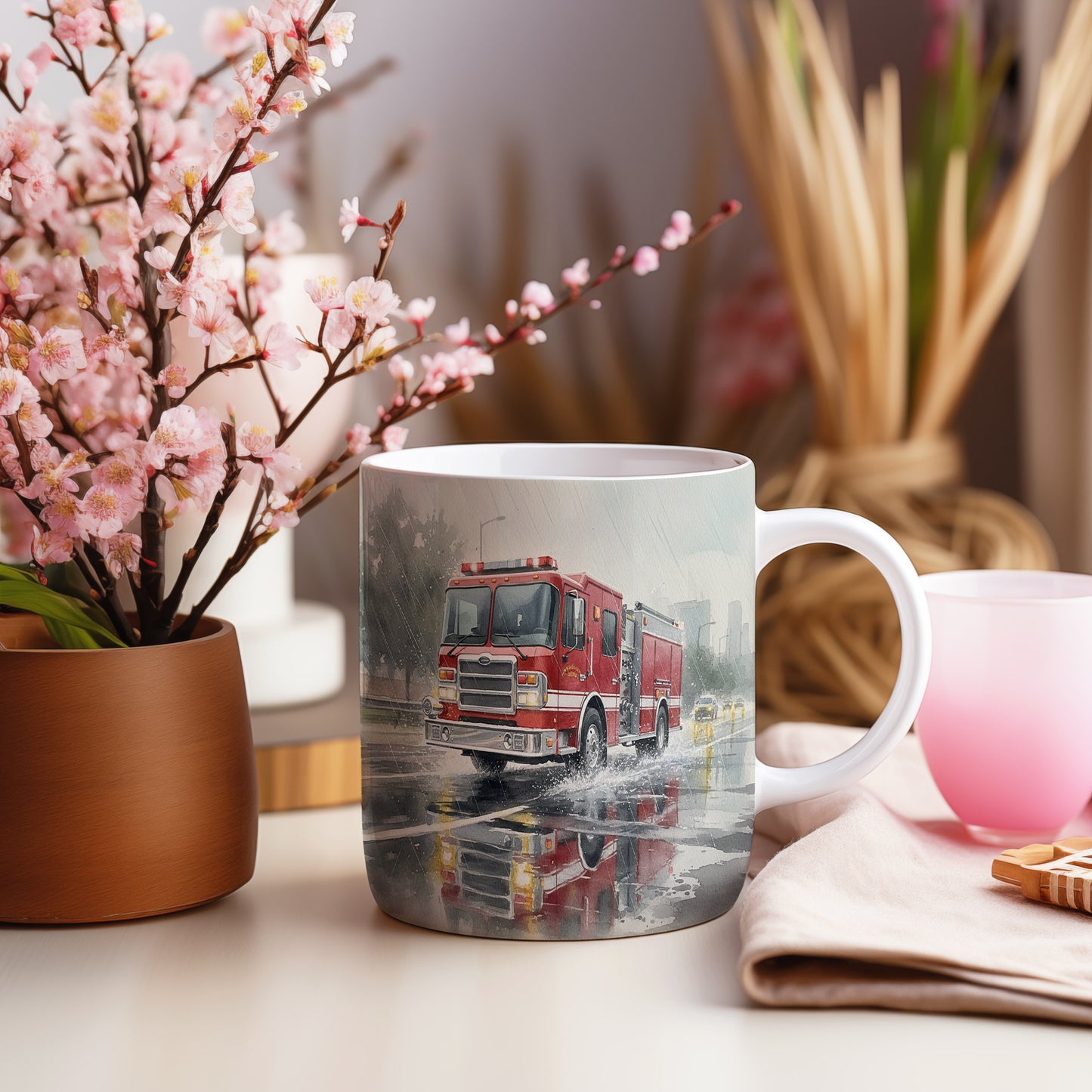 Hrnek s hasičským vozem v lijáku