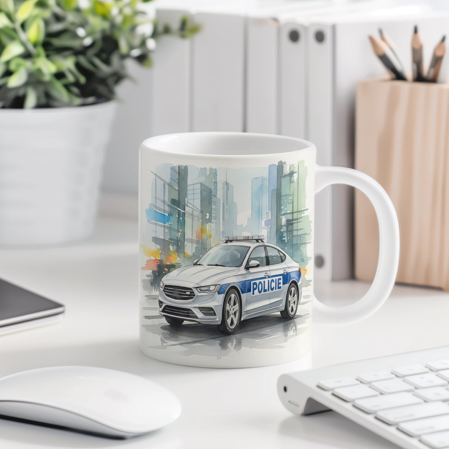 Hrnek s policejním vozem v ulicích města
