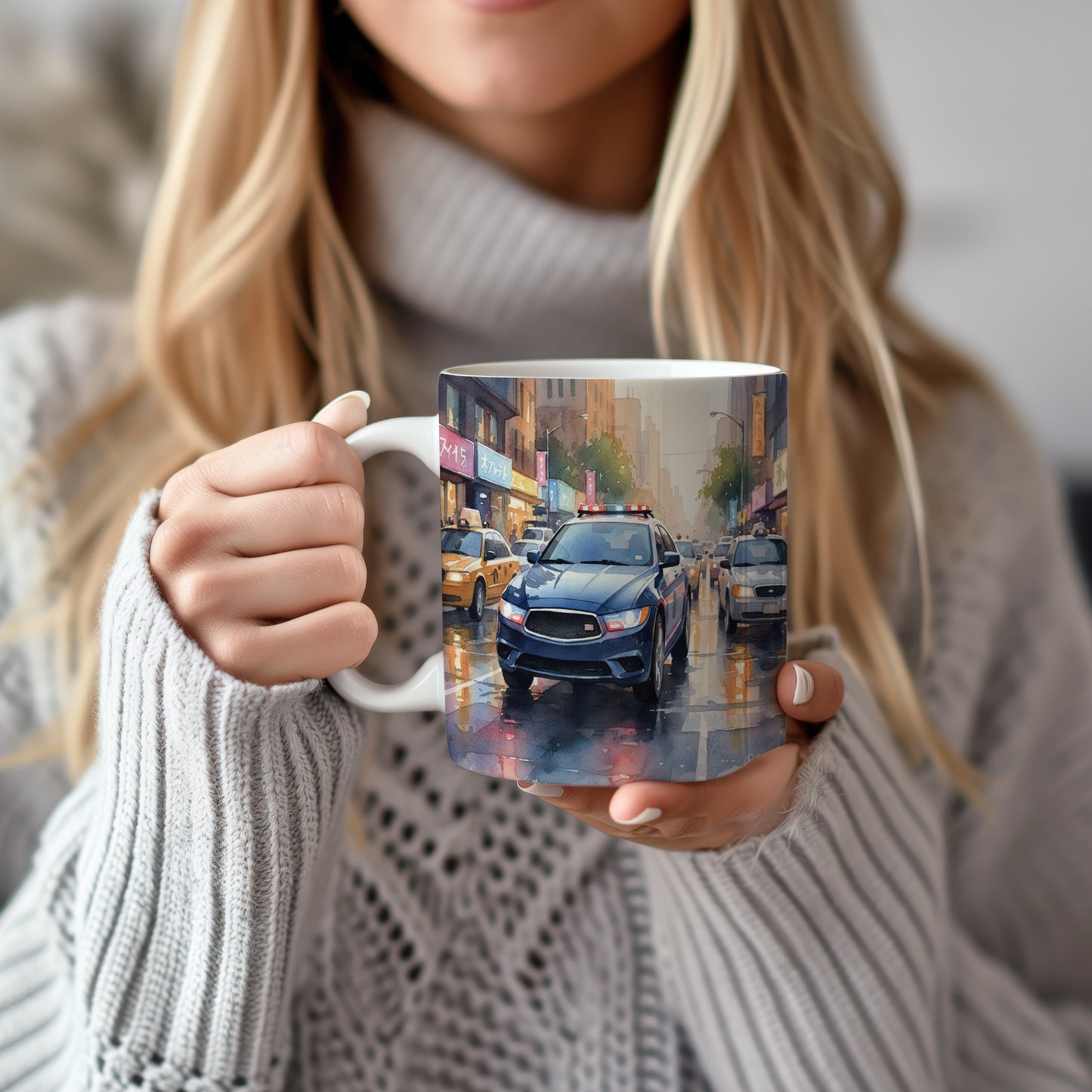 Hrnek s policejním vozem v dešti