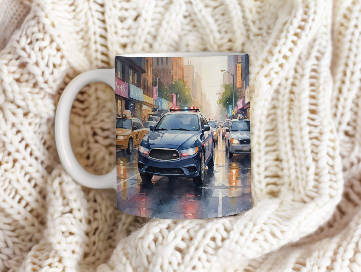 Hrnek s policejním vozem v dešti