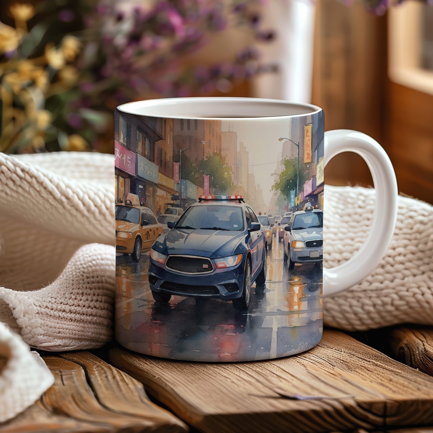 Hrnek s policejním vozem v dešti