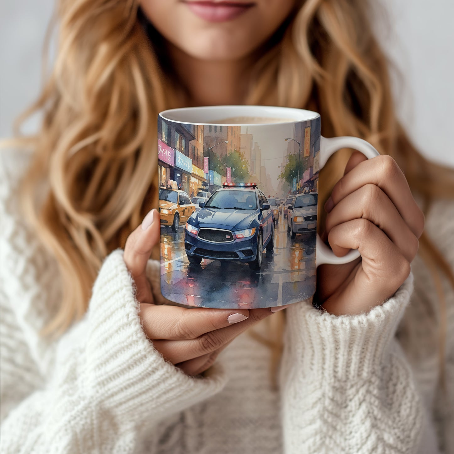 Hrnek s policejním vozem v dešti